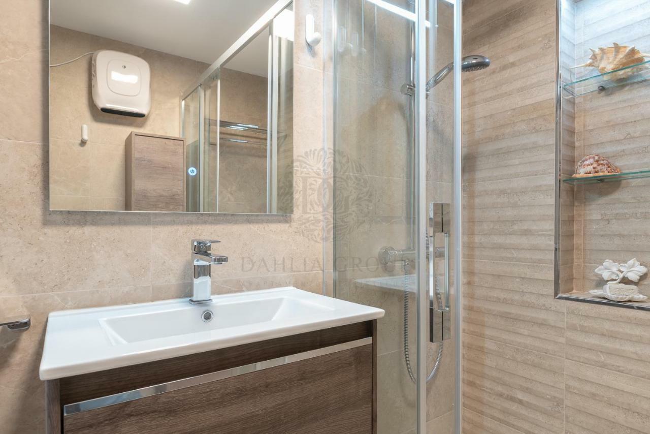 El Faro Beach Apartment By Dahlia Group Estepona Bagian luar foto
